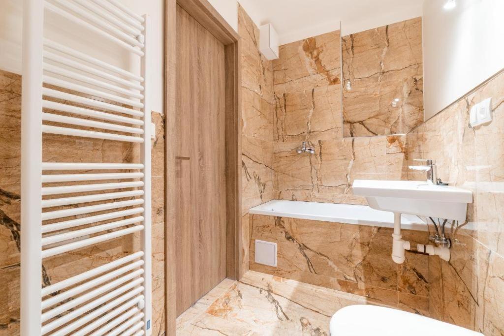 Brand New Studio Apartment #24 In Elite Residence With Free Secure Parking In The Center Praha Bagian luar foto